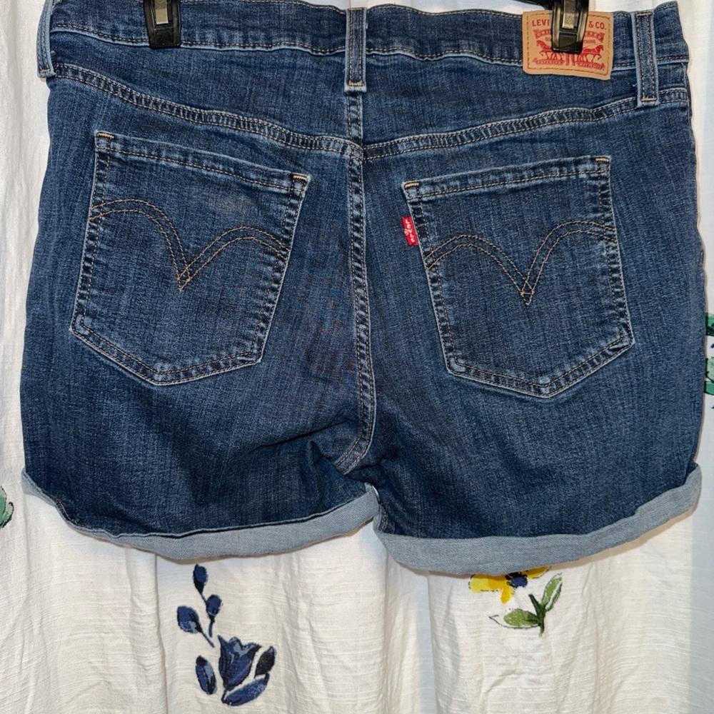 Levi’s Woman’s Mid Length Denim Shorts - Picture 2 of 6